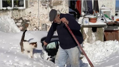 Strat de zeci de centimetri de zăpadă pe o insulă din Grecia