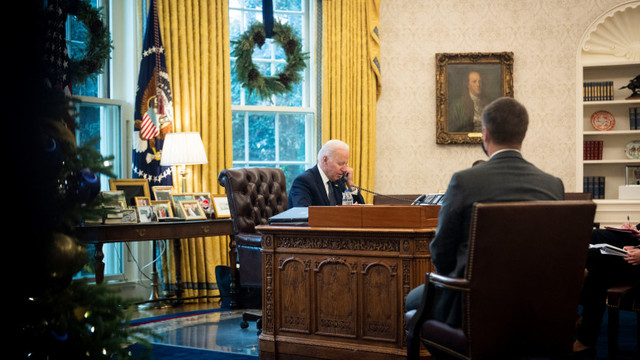 Joe Biden discută duminică la telefon cu președintele ucrainean, Volodimir Zelenski
