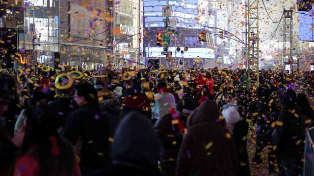 În pofida pandemiei de COVID-19, locuitorii din New York au sărbătorit Revelionul în piața Times Square