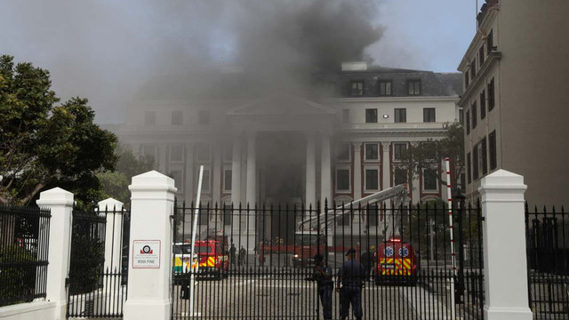 Africa de Sud | Acoperișul clădirii Parlamentului s-a prăbușit din cauza unui incendiu
