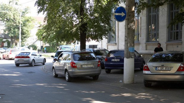 Mașinile abandonate în curțile blocurilor agravează insuficiența locurilor de parcare