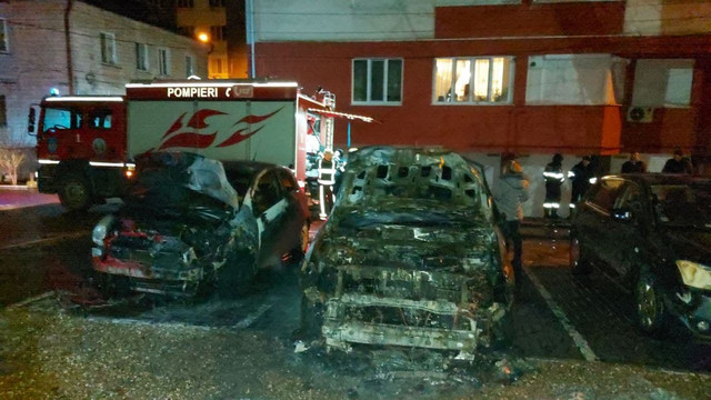 Pompierii din capitală au stins trei autovehicule cuprinse de flăcări