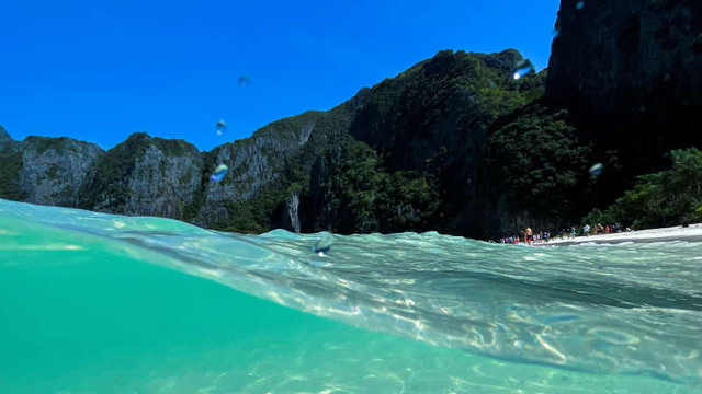 Thailanda redeschide după trei ani celebra plajă din filmul „The Beach”