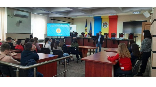 Un grup de elevi din Drochia au vizitat Comisia Electorală Centrală