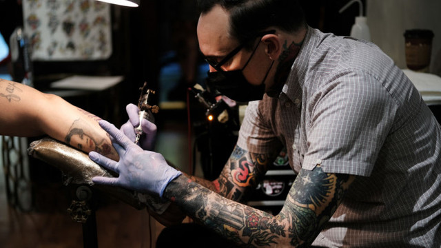 Cerneala colorată folosită la tatuaje, periculoasă. UE interzice 4.000 de substanțe, artiștii spun că le vor fi afectate afacerile