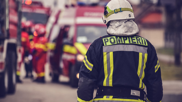 Doi bărbați au fost salvați de pompieri dintr-un incendiu
