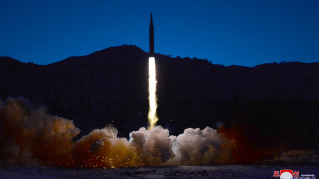 Coreea de Nord recunoaște că a testat din nou o rachetă hipersonică, sub privirile lui Kim Jong Un