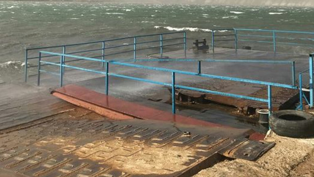 Activitatea feribotului de la Molovata este sistată din cauza vântului puternic