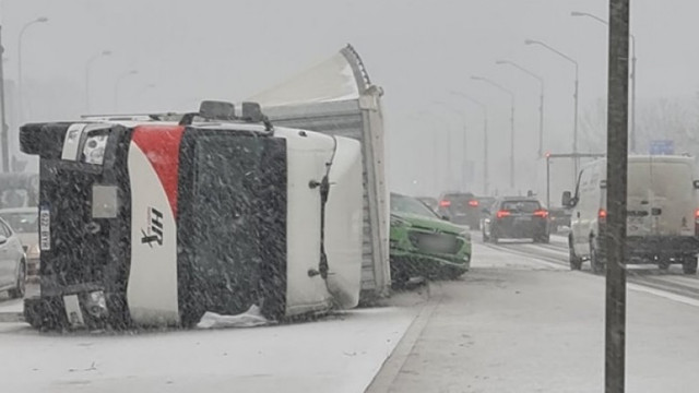 Polonia a fost traversată de o furtună atât de puternică, încât camioane de câteva tone au fost răsturnate pe șosele
