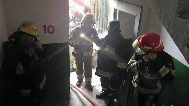 Cinci persoane au fost salvate de pompieri dintr-un incendiu produs la Edineț
