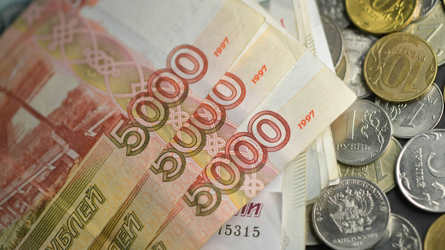 Efectul tensiunilor pe tema Ucrainei: Rubla a picat la cel mai redus nivel din ultimele 14 luni, bursa din Rusia continuă să scadă
