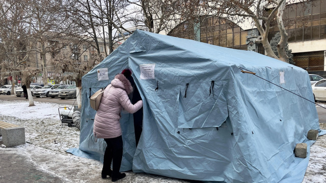 În Chișinău au fost instalate corturi pentru testarea cetățenilor la COVID-19