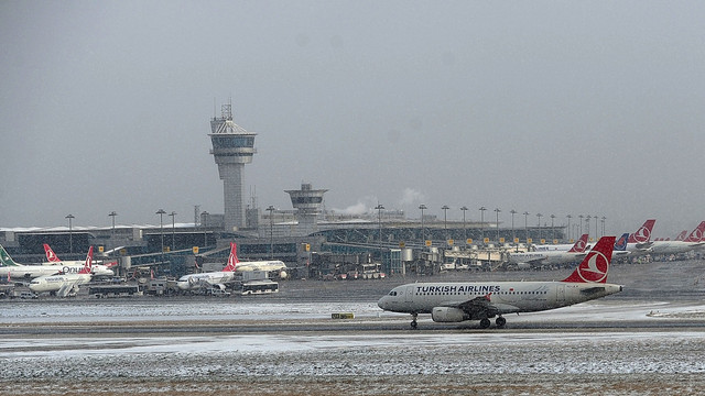 VIDEO | Un acoperiș al aeroportului din Istanbul s-a prăbușit din cauza zăpezii
