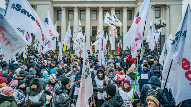Proteste violente la Kiev: Oamenii au încercat să intre cu forța în Parlament