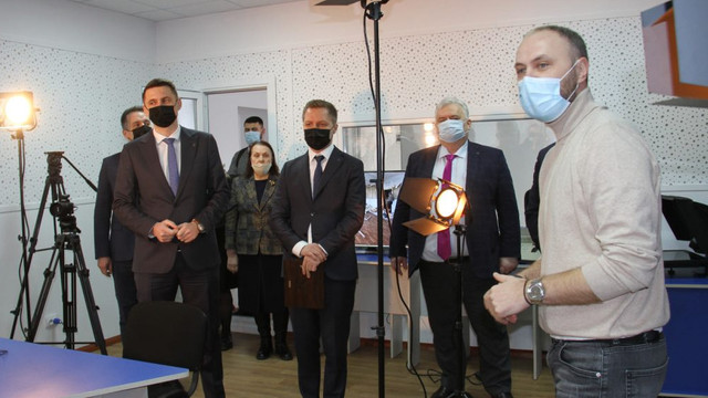 Oficiali din România, prezenți la inaugurarea unui laborator de jurnalism din Chișinău
