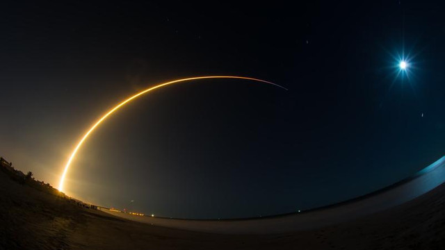 O rachetă SpaceX scăpată de sub control se va izbi de Lună