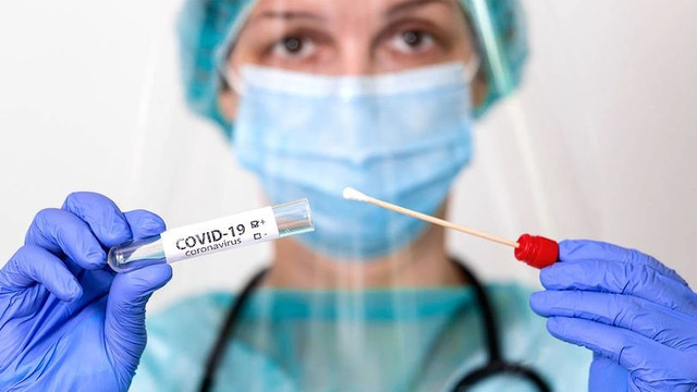 O treime din cei infectați cu COVID-19 au varianta Omicron, ANSP

