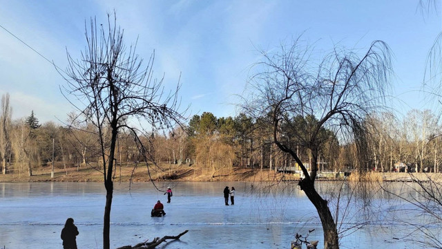 Un pescar s-a prăbușit sub gheața lacului Ghidighici
