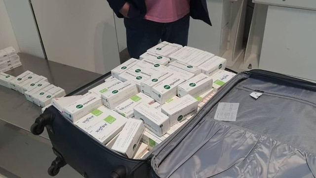 Un bărbat, reținut după ce a încercat să introducă ilegal în R.Moldova peste 300 de cutii cu medicamente anti-COVID-19