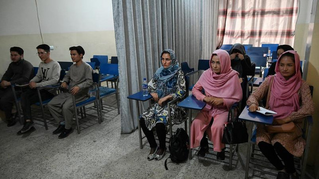 Talibanii anunță că redeschid universitățile dar nu precizează dacă femeile se vor putea întoarce la cursuri
