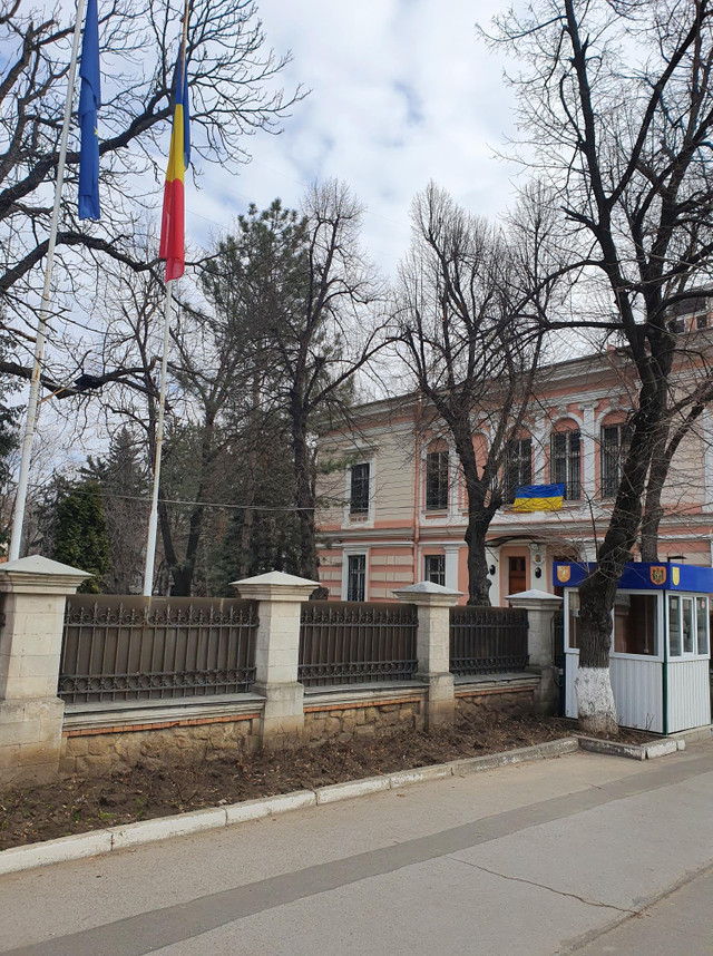 FOTO | Pe fațada Ambasadei României în Republica Moldova a fost expus drapelul național al Ucrainei