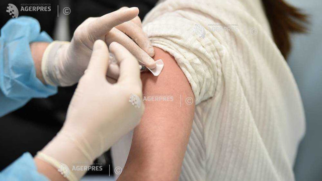 Mănușile medicale nu sunt necesare pentru administrarea vaccinurilor anti-COVID-19, potrivit OMS