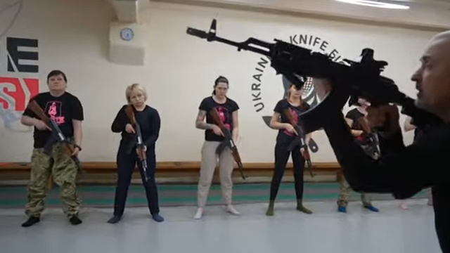 Mișcarea de rezistență din Ucraina și pregătirile pentru un război de gherilă în Harkov: Femeile se antrenează pentru a apăra cu arma orașul (VIDEO)