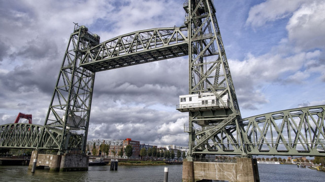 Primăria Rotterdam neagă că a decis să demonteze un pod istoric ca să treacă superiahtul de 430 de milioane de euro lui Jeff Bezos