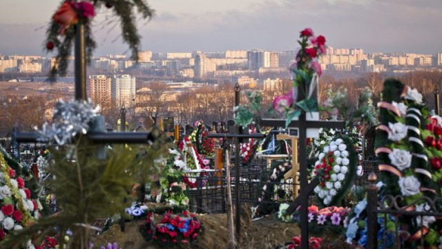 Ministerul Mediului: Coroanele de flori artificiale din cimitire sunt o sursă de poluare