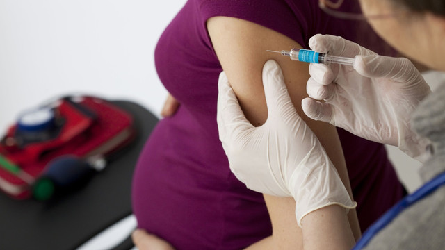 Bebelușii cu mame vaccinate în timpul sarcinii au un risc mai redus de a fi spitalizați cu COVID-19