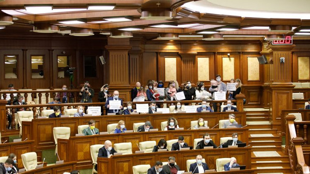 Părinți cu copii, în plenul Parlamentului, în susținerea  inițiativei legislative privind reconcilierea vieții profesionale cu cea de familie