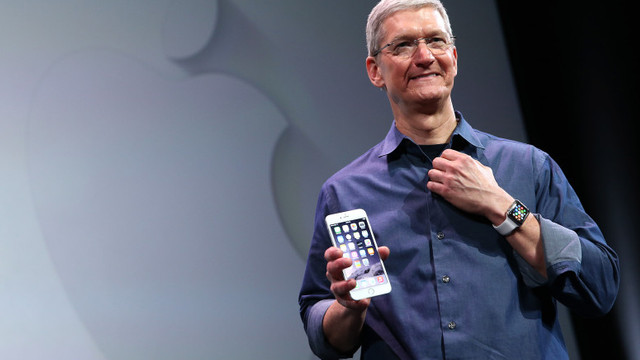 Șeful Apple este criticat pentru pachetul financiar de 99 de milioane de dolari încasat în 2021
