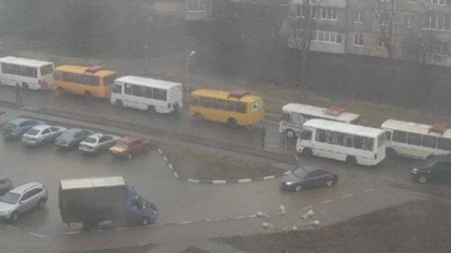 Imagini din Donețk. Coloane de mașini cu civili care pleacă spre Rusia