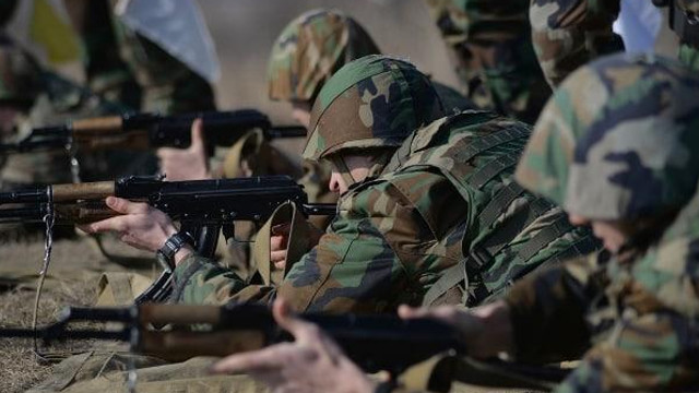 Proaspeții militari încorporați în Armata Națională sunt antrenați în exerciții de trageri de luptă 