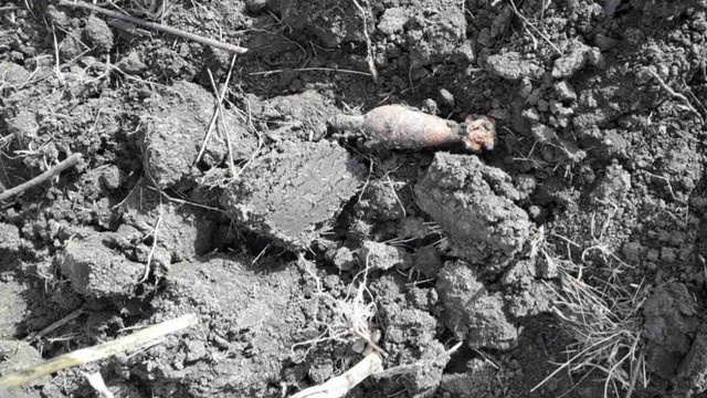 Un obuz în stare de coroziune fost găsit lângă un sat din Orhei
