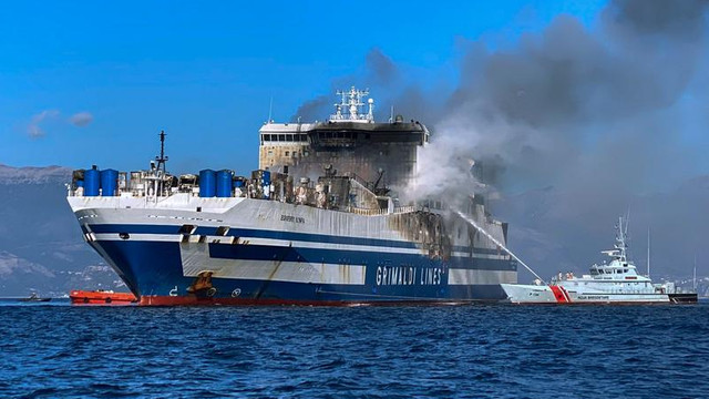 Incendiul de pe feribotul din Grecia: Vasul arde în continuare. 12 pasageri sunt dați în continuare dispăruți
