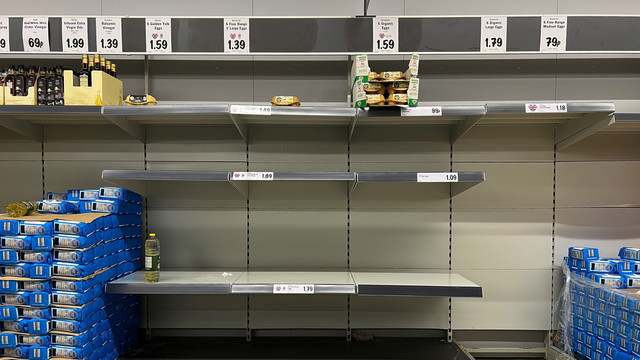 Rafturi goale în supermarketuri, în Marea Britanie. Fără fructe, legume sau produse de bază după devastatoarea furtună Eunice