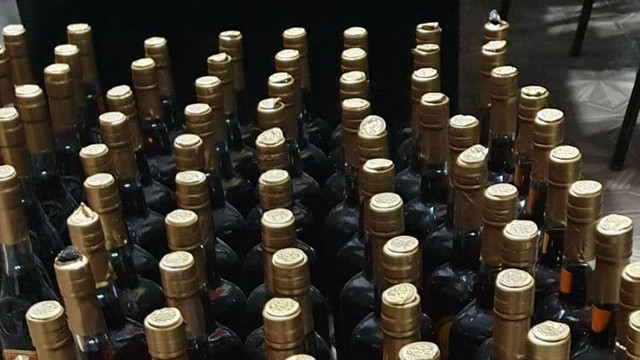 Peste 100 de sticle cu băuturi alcoolice cu semne dubioase de falsificare au fost confiscate de polițiștii din Bălți 
