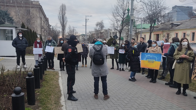 Protest pașnic în fața Ambasadei Federației Ruse la Chișinău: „Rusia, du-te acasă”