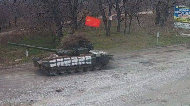Tancurile rusești care se îndreaptă spre Kiev poartă steagul URSS cu secera și ciocanul