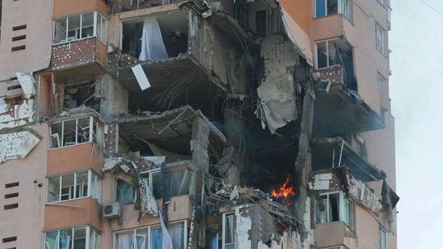 Kiev: Atac cu rachetă asupra unui bloc de locuințe de 18 etaje