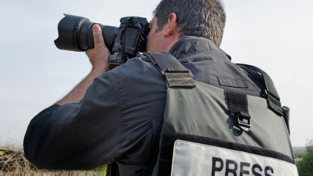 Doi jurnaliști danezi, răniți de focuri de armă în nord-estul Ucrainei
