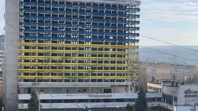 FOTO | Solidaritate la Chișinău. Clădirea fostului Hotel Național a fost vopsită în culorile steagului Ucrainei 
