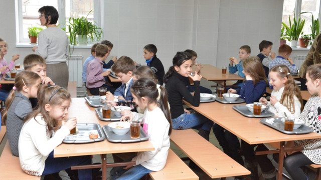 Normele pentru alimentația copiilor din grădinițe și școli au fost majorate
