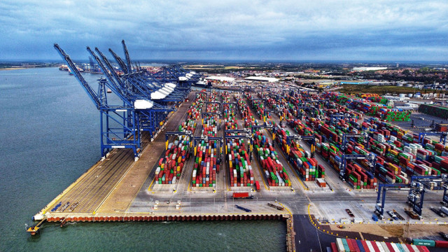 Cele mai mari companii de transport de containere din lume opresc temporar rezervările de mărfuri către și dinspre Rusia
