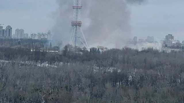 Turnul TV din Kiev, atacat cu rachete rusești (video)