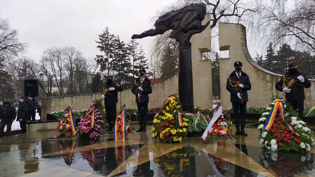 GALERIE FOTO | Depuneri de flori la monumentul „Maica îndurerată” și omagii aduse în memoria eroilor căzuți în timpul războiului de la Nistru 