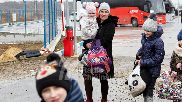 Ucrainenii continuă să plece din țara lor refugiindu-se în Rep. Moldova: Plâng pentru că e o tragedie. Nu trebuie să fie așa ceva. Oamenii trebuie să se împace pentru ca mamele, bunicile să nu plângă. Copiii să nu fie nevoiți să fugă din țară (foto)