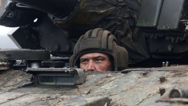 Lipsă acută de efective militare; Rusia recrutează deținuți din închisori în rândul forțelor armate ruse care să lupte în Ucraina