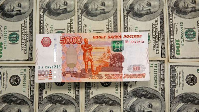 Rubla a atins un nou nivel scăzut record după retrogradarea ratingului